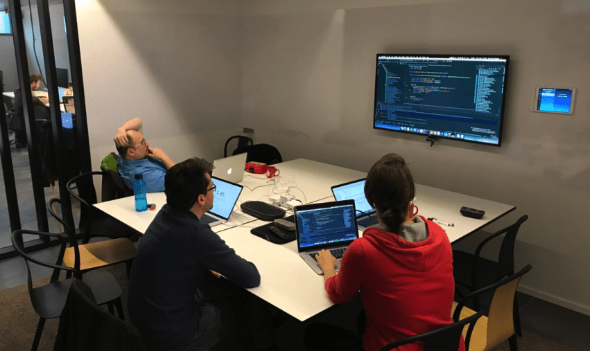 Mob programming in a meeting room Mob programming in a meeting room